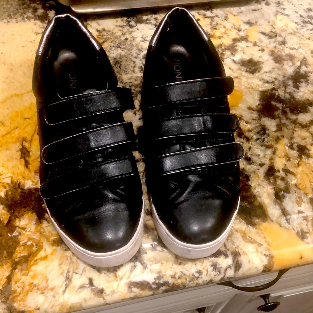Vionic black leather sneakers